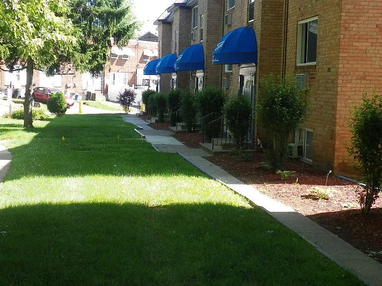 Renshaw Apartments — Photo 5