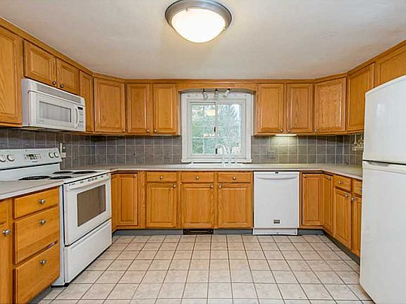 4th image of 43 Rosewood Ln