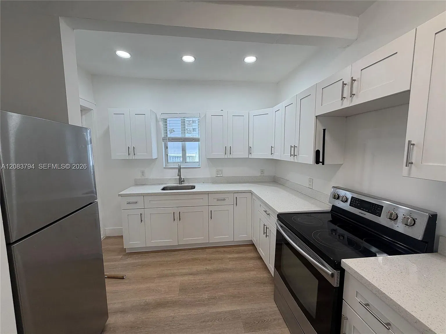 817 Tyler St — Photo 2