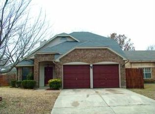 800 Foxridge Dr, Arlington, TX 76017
