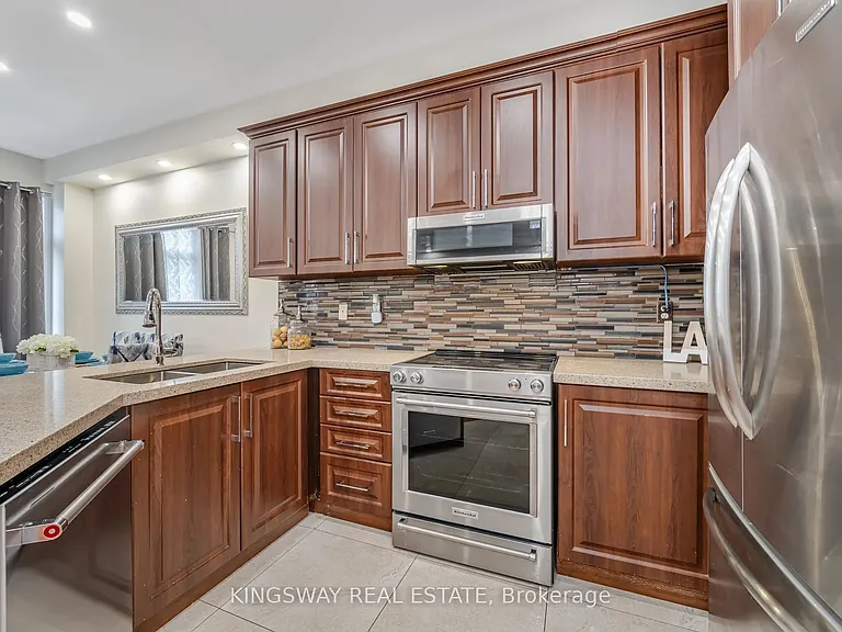803 Khan Cres — Photo 14