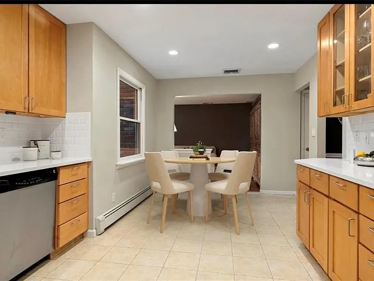 240 Plainview Rd — Photo 9