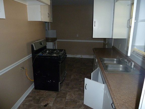 5th image of 2570 Broadway Dr