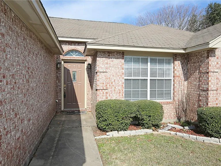 2308 Sycamore Trl — Photo 3