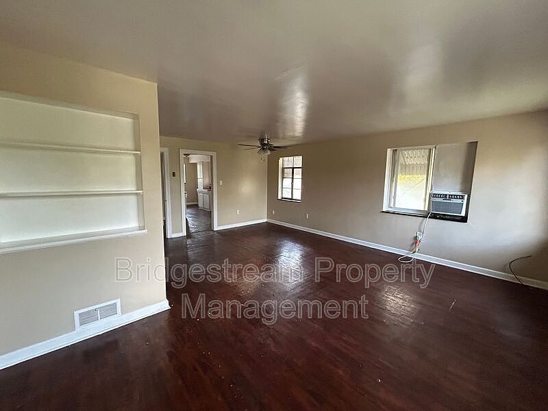 1st image of 960 Sherwood Dr APT B