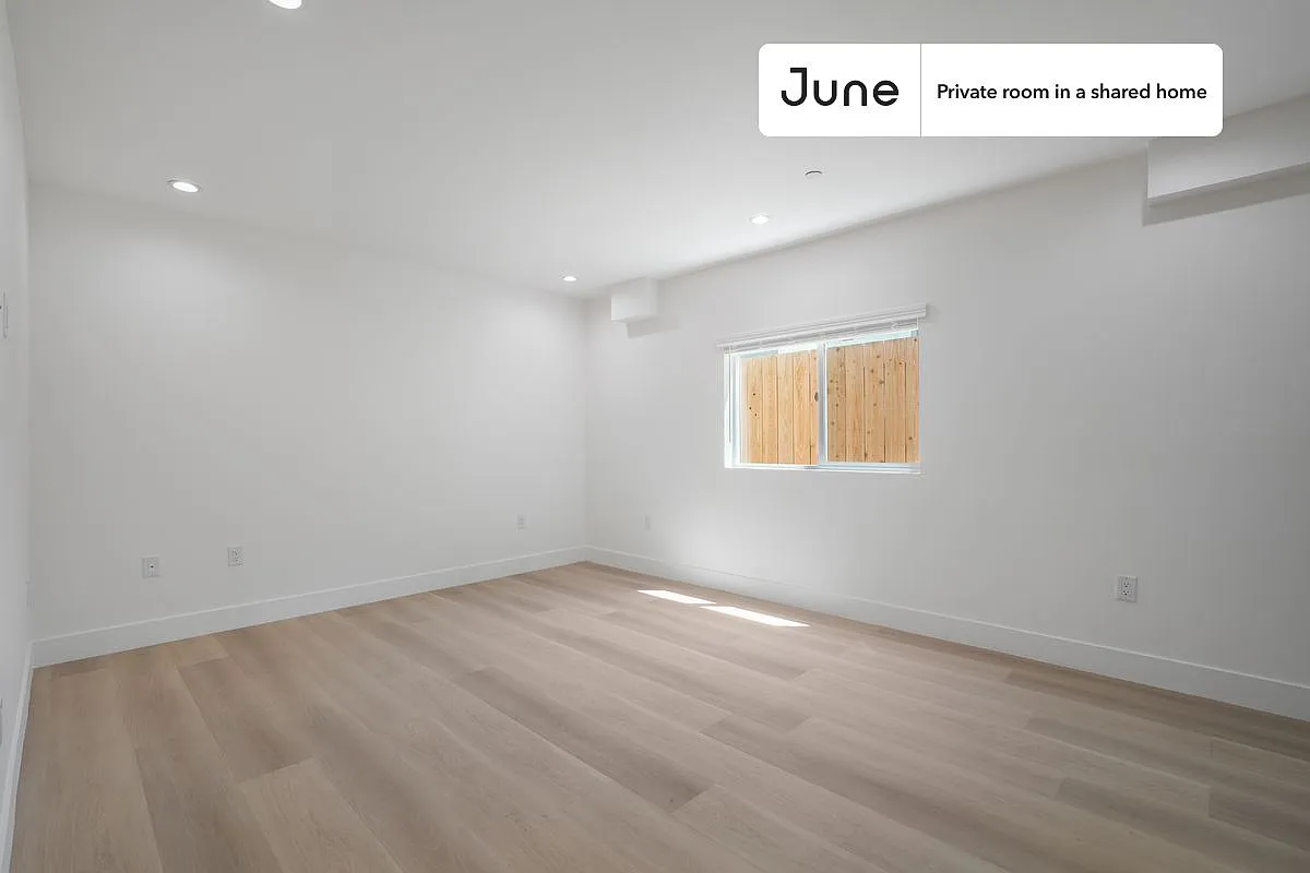 Queen bedroom in 3 bed/2 bath home in Hollywood #1858 A — Photo 3