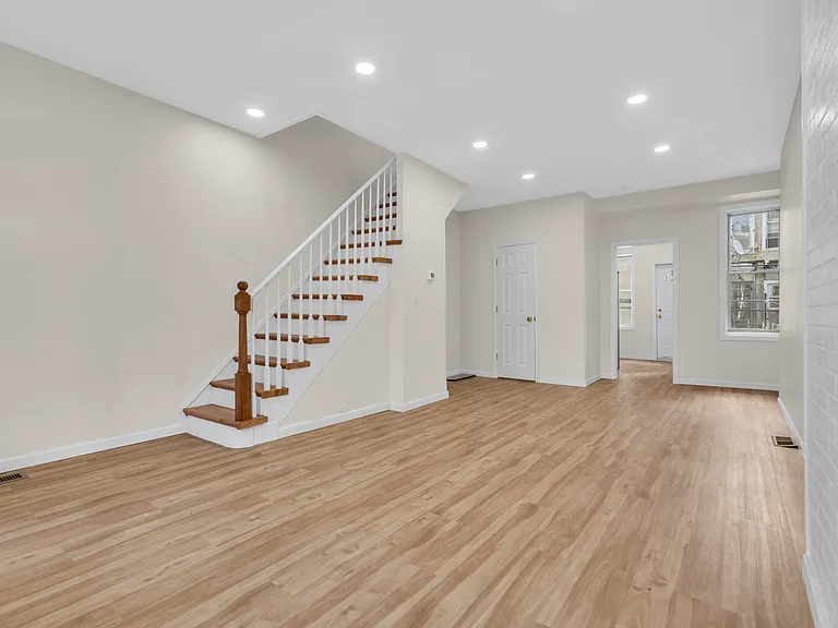 241 N Ruby St — Photo 14