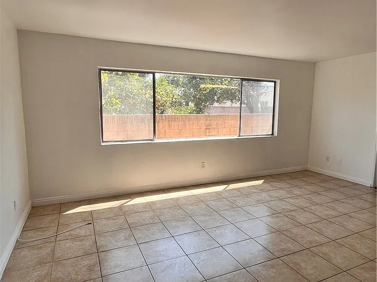 2844 Ardmore Ave #8 — Photo 2