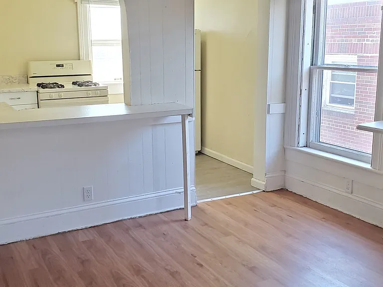 404 S Webster Ave — Photo 6