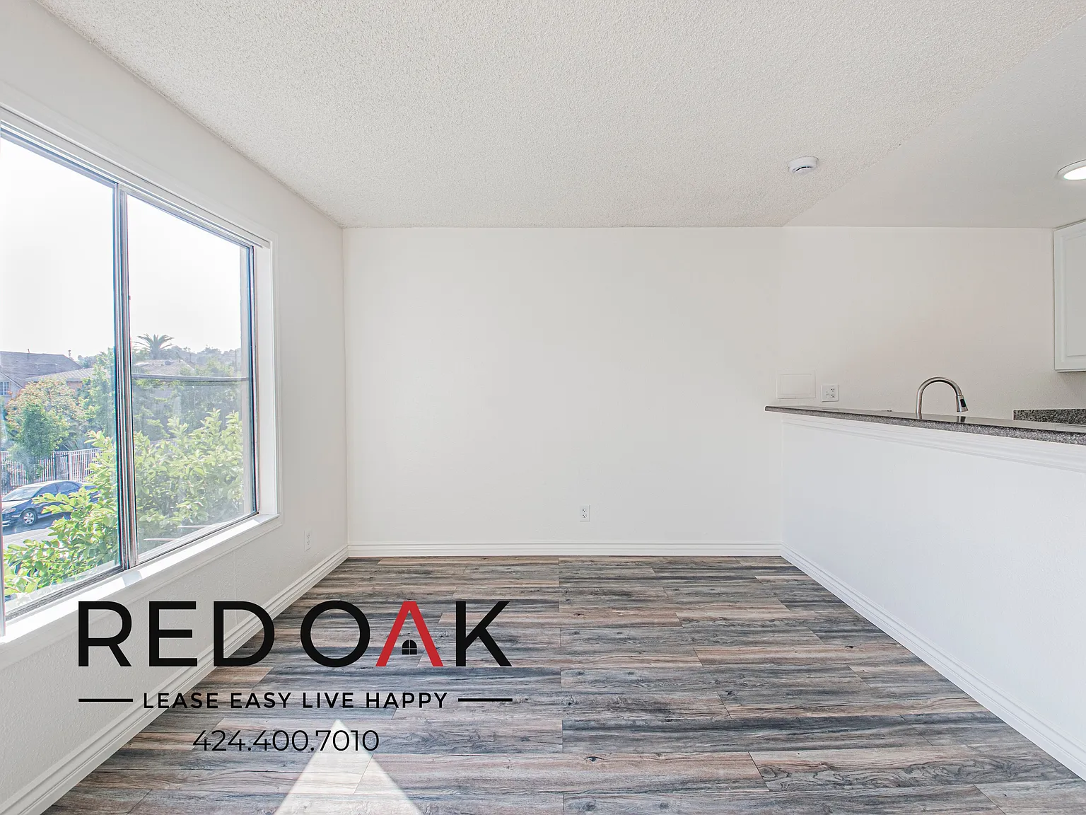 ~Low Deposit~ Spacious And Bright Studio With Beautiful Hardwood Style Floors And On-Site Laundry... — Photo 4