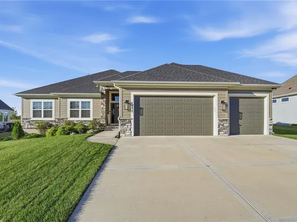 4372 Aspen Dr, Basehor, KS 66007