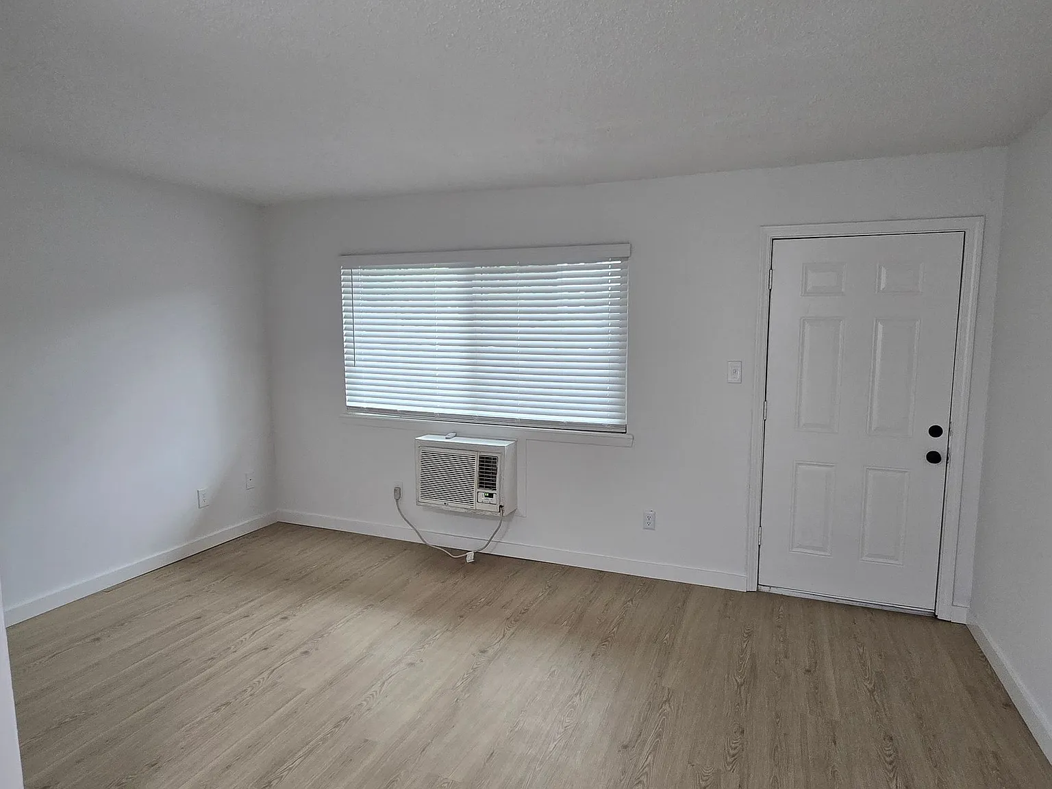 West Apartments — Photo 4