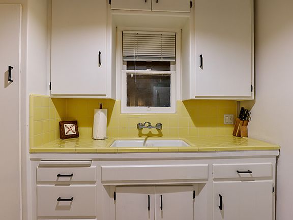 2nd image of 5267 E Ocean Blvd #2