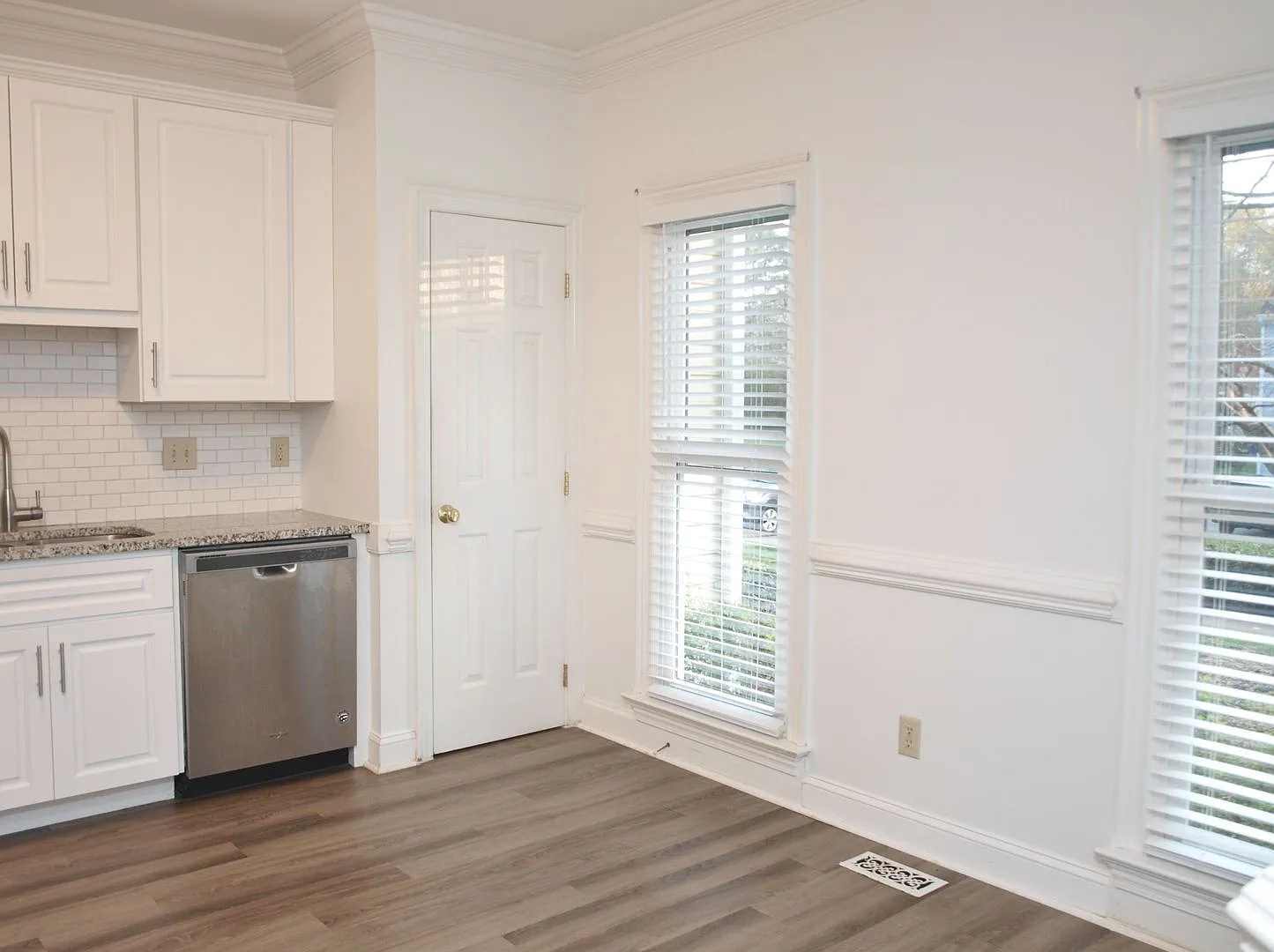 3 bedroom 2 1/2 bath Townhouse available now — Photo 4