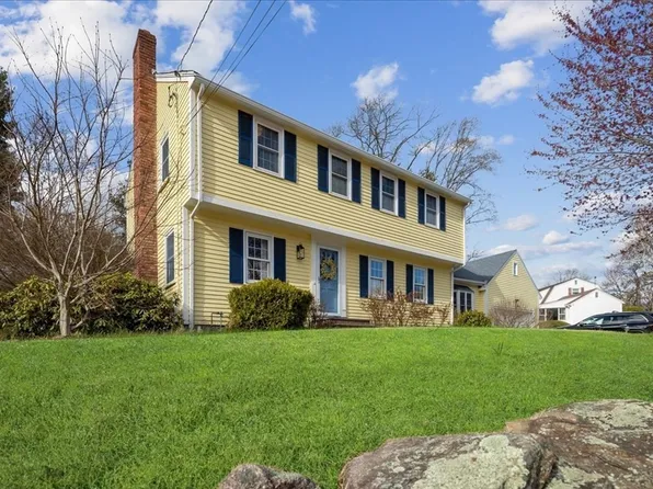 12 Longmeadow Rd, Medfield, MA 02052