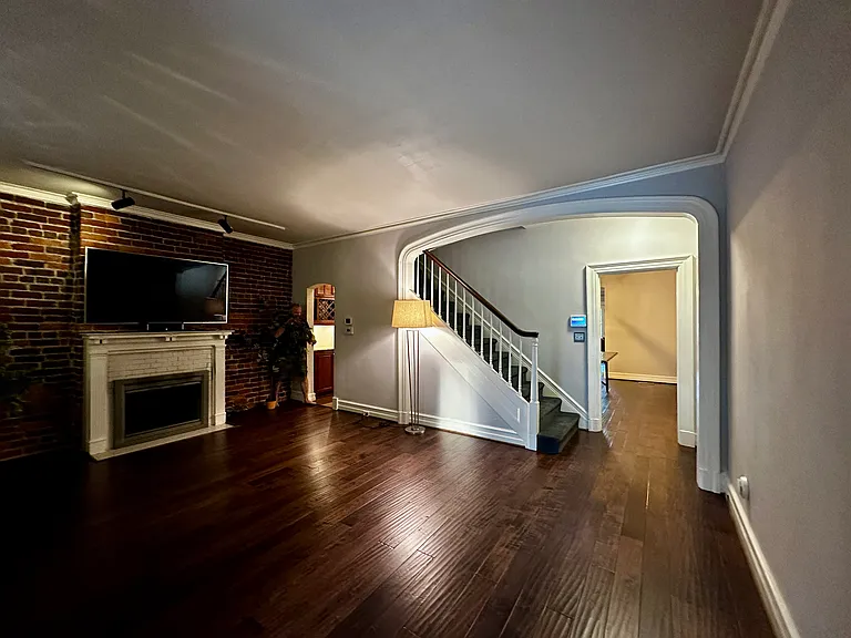 109 N Crenshaw Ave — Photo 2