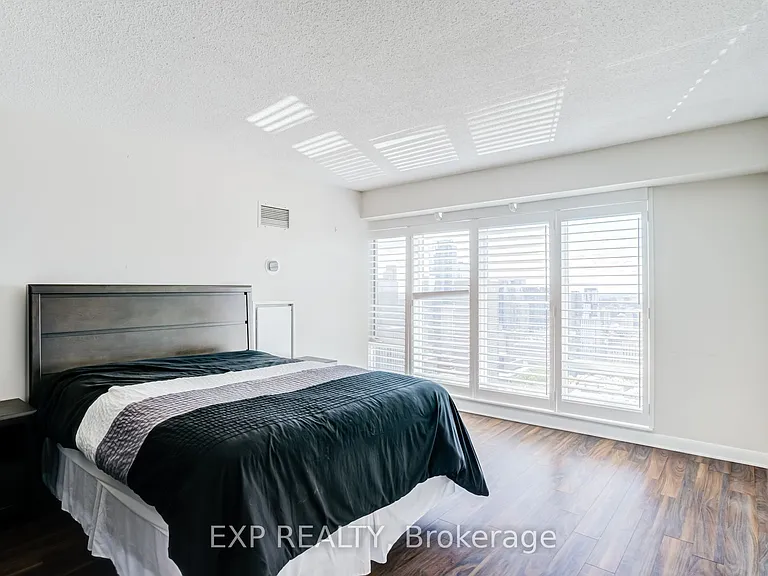 210 Victoria St #Penthouse 09 — Photo 32