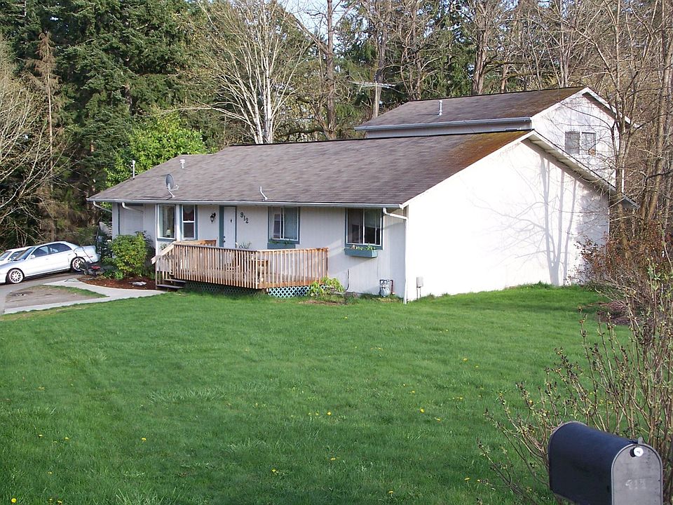 Great oversized corner lot!