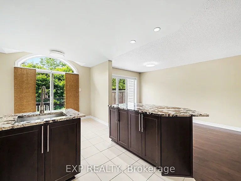 472 Temiskaming Cres — Photo 10