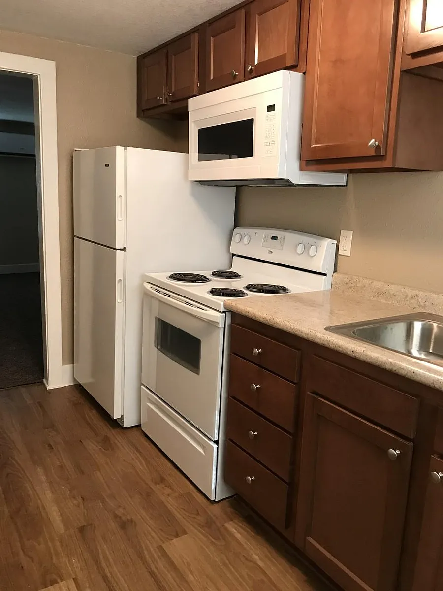 Kitchen - 621 Bluemont Ave #A