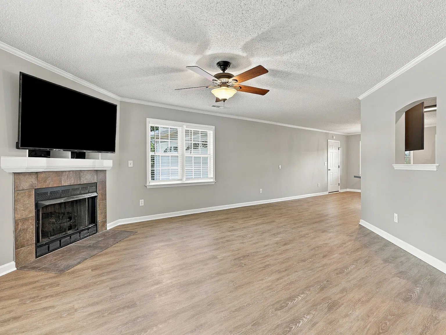 3 bed, 2.5 bath, 1459 sqft, $2,400 — Photo 3