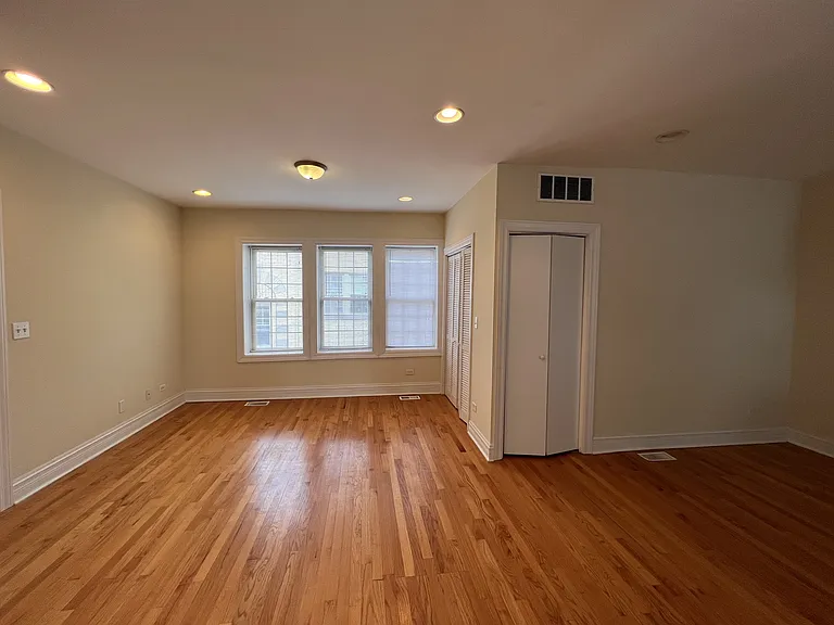 4954 N Christiana Ave — Photo 6