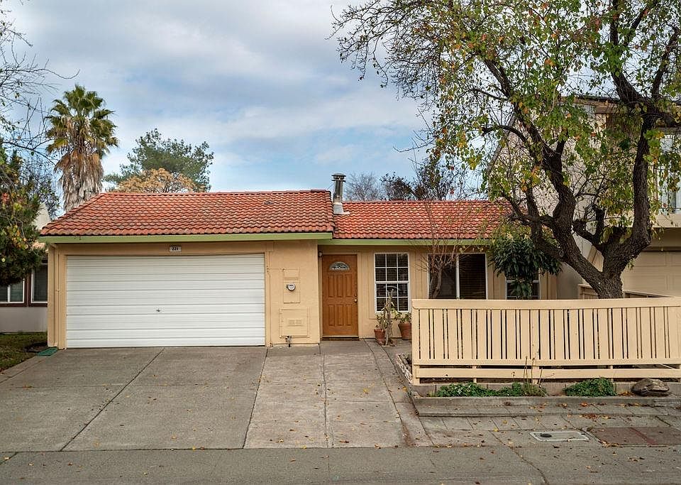 1st image of 221 Aurora Ave