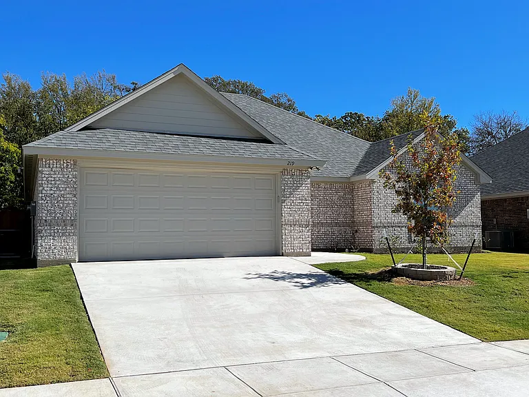 219 Clover Cir — Photo 1