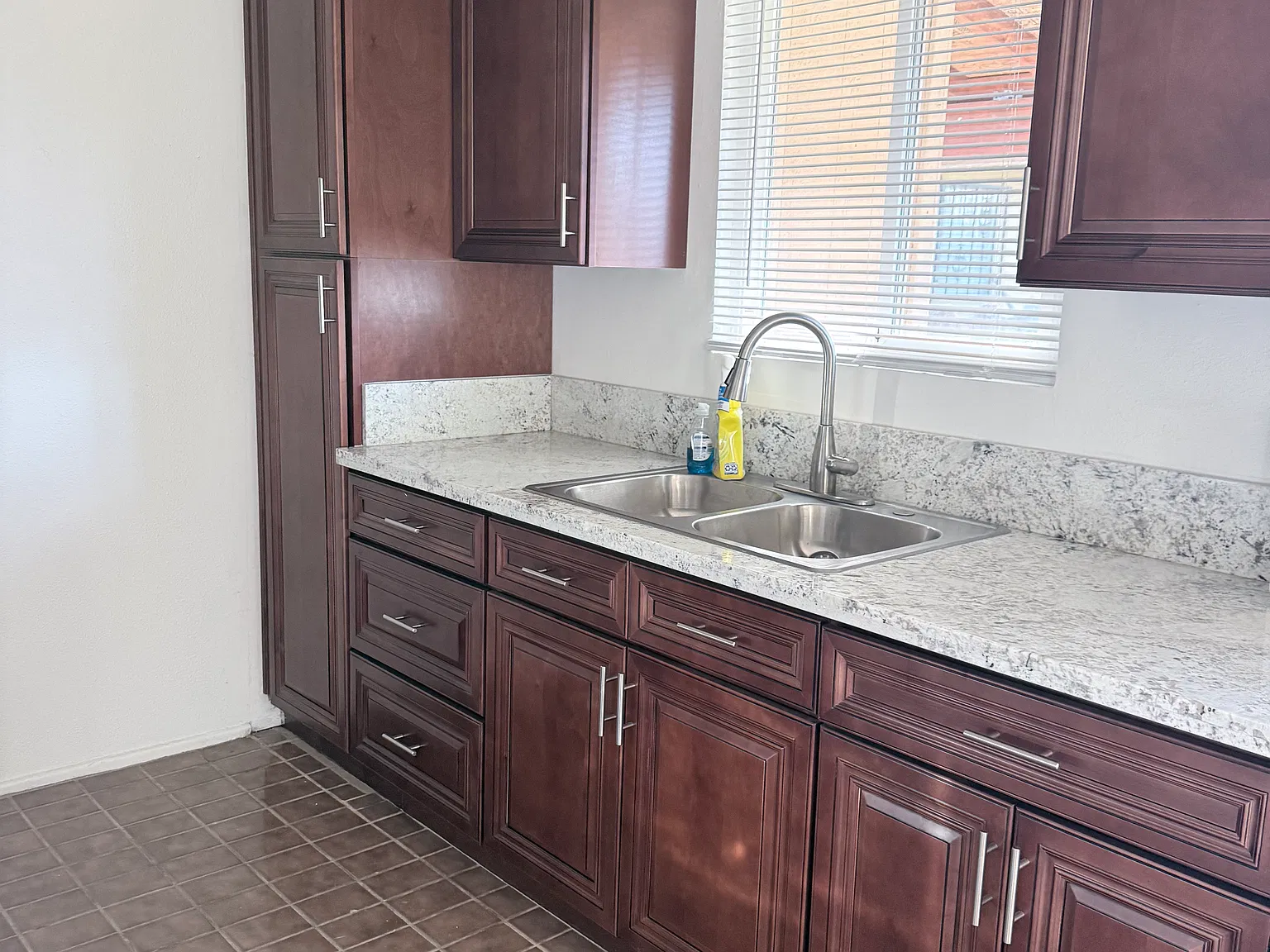3 bed, 972 sqft, $1,900 — Photo 1
