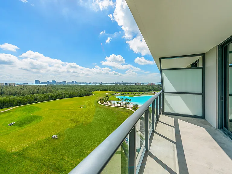 Balcony (Lagoon View)