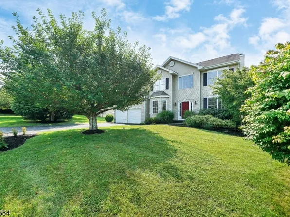 7 Heron Dr, Washington Twp., NJ 07853