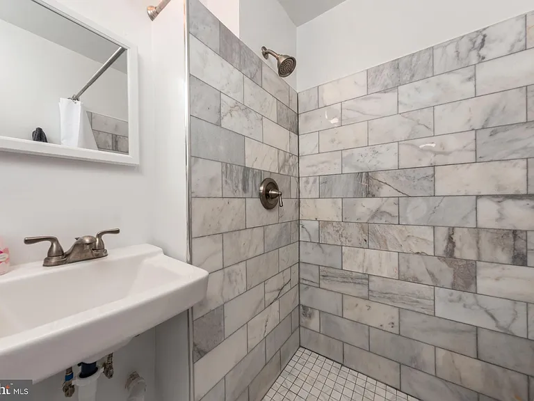 305 C St NE #104 — Photo 20