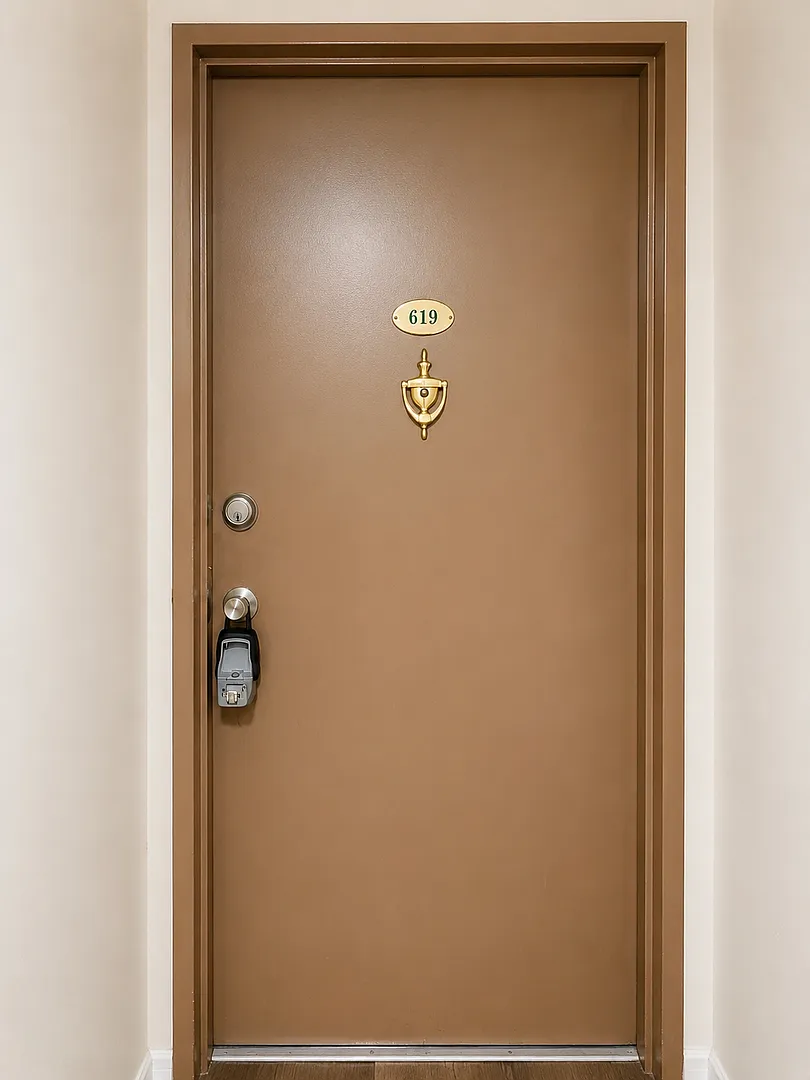 Beautifully Updated 2BR with Large Closets & Private Balcony — Photo 2