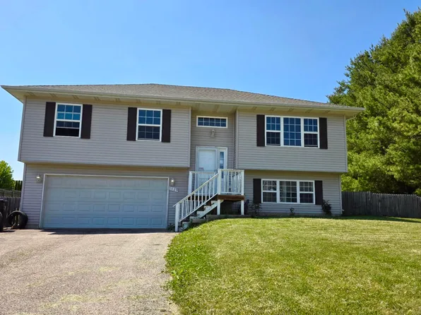 1020 Heritage Ct, Hebron, IL 60034