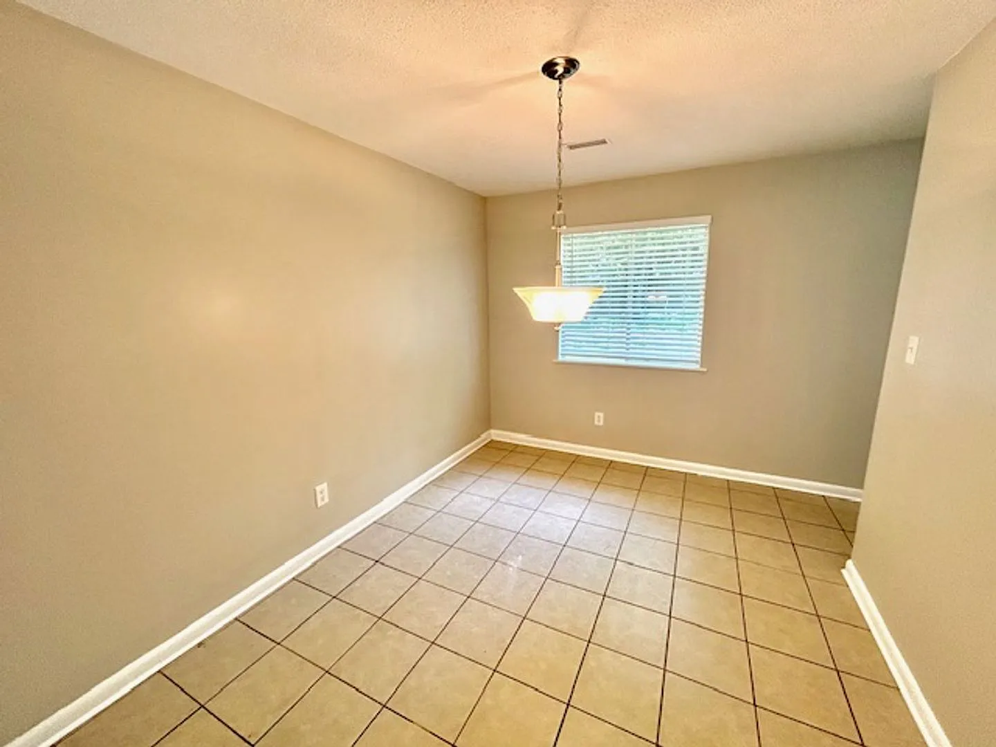 Available Now. Three Bedroom - Close To Alabama A&M! — Photo 4