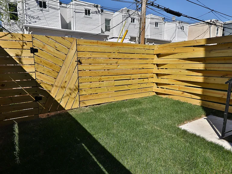 2541 Turner St — Photo 40