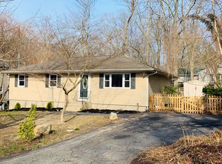 27 Daffodil Rd, Rocky Point, NY 11778