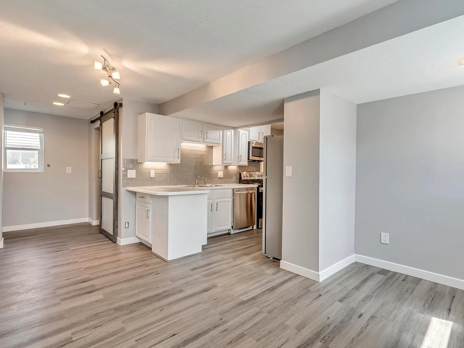 2 bed, 700 sqft, $1,600 — Photo 4