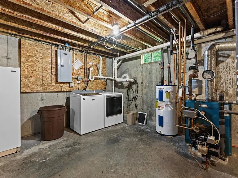 1672 Sweet Hollow Rd — Photo 40