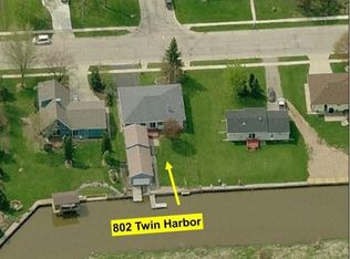 802 Twin Harbor Dr, Winneconne, WI 54986