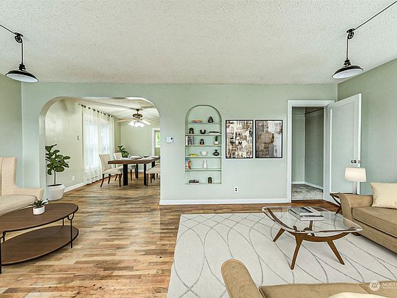 3rd image of 2612 Lombard Avenue