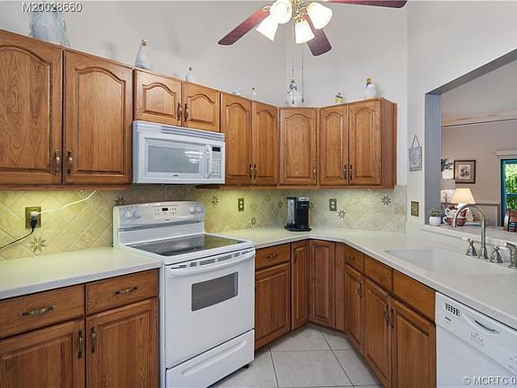 3rd image of 6041 SE Martinique Dr #18-201
