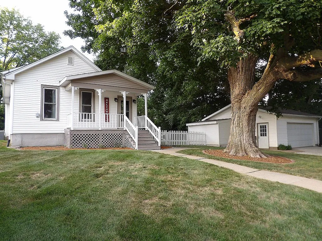 107 W B St photo 1