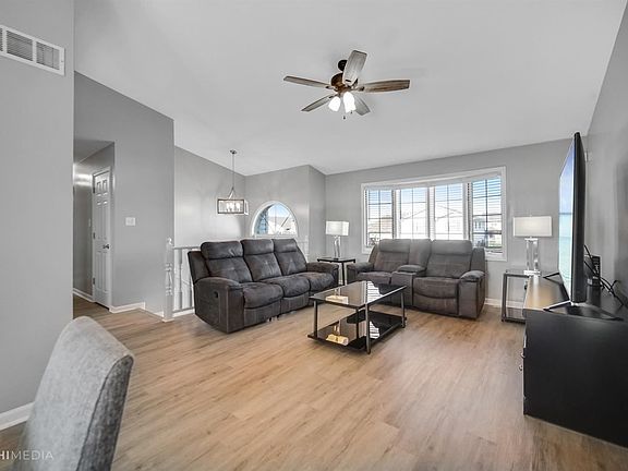 3rd image of 5071 Lakeview Dr