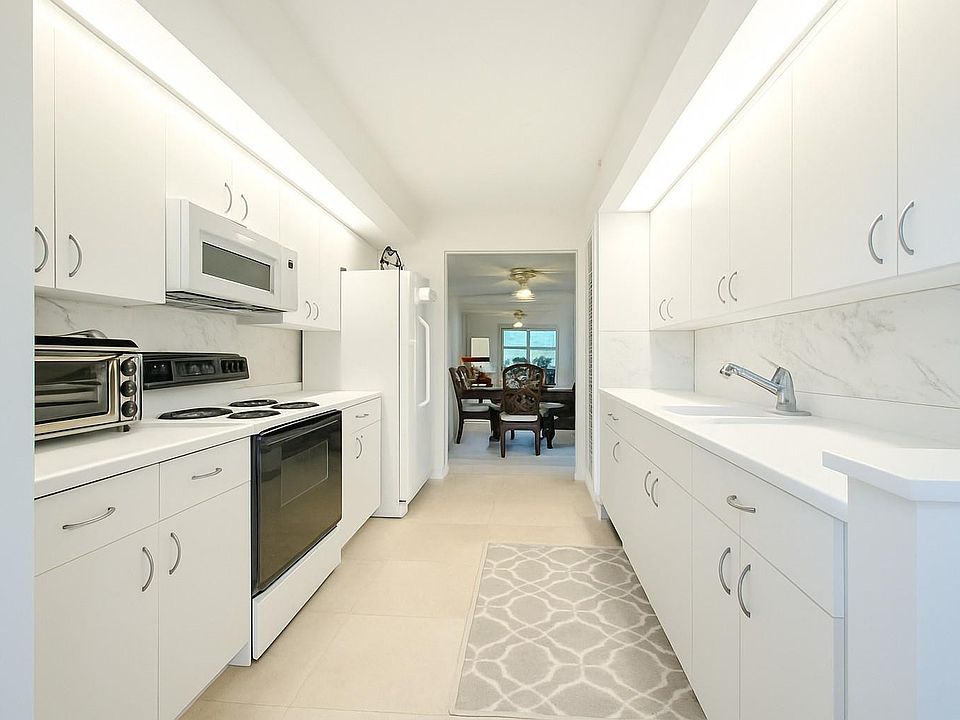 1st image of 901 SW 141st Avenue #301