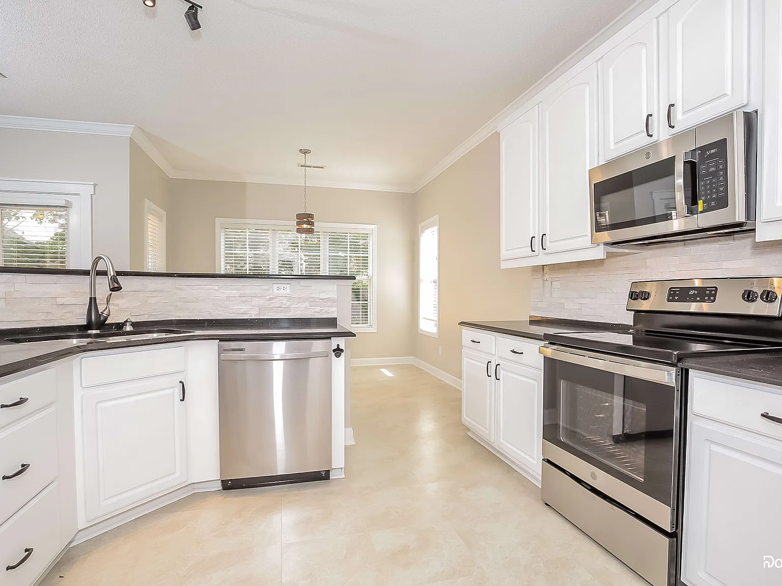 3 bed, 2.0 bath, 1776 sqft, $2,335 — Photo 4