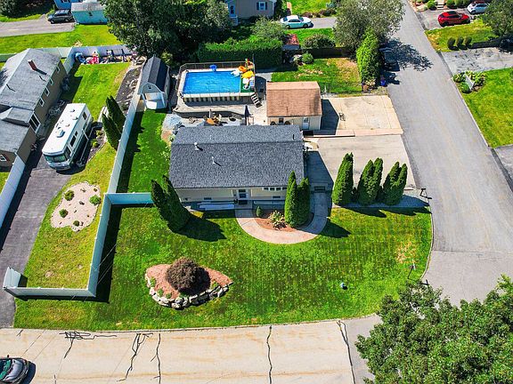 2nd image of 44 Yarmouth Drive
