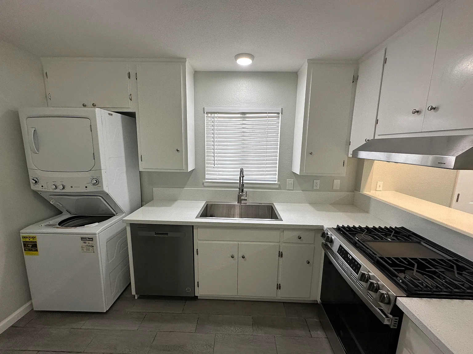 2 bed, 900 sqft, $1,775 — Photo 1
