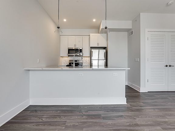 4th image of 658 Grand St #301