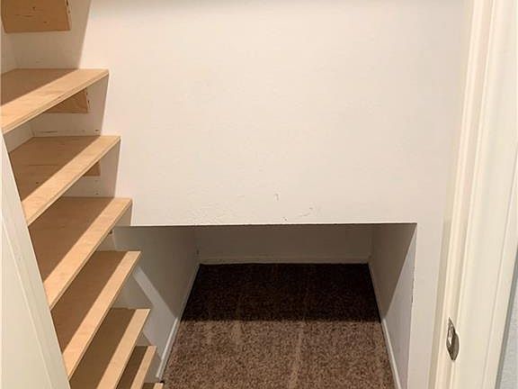 5th image of 221 W Buckthorn St